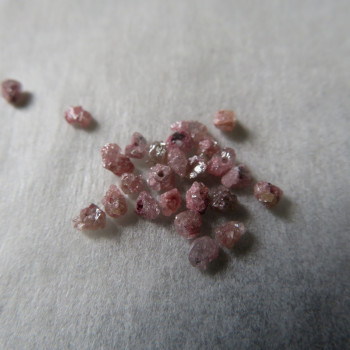 Diamant stříbrno růžový, surový , vrtaný, cca 2-2,5 mm - 1 ks